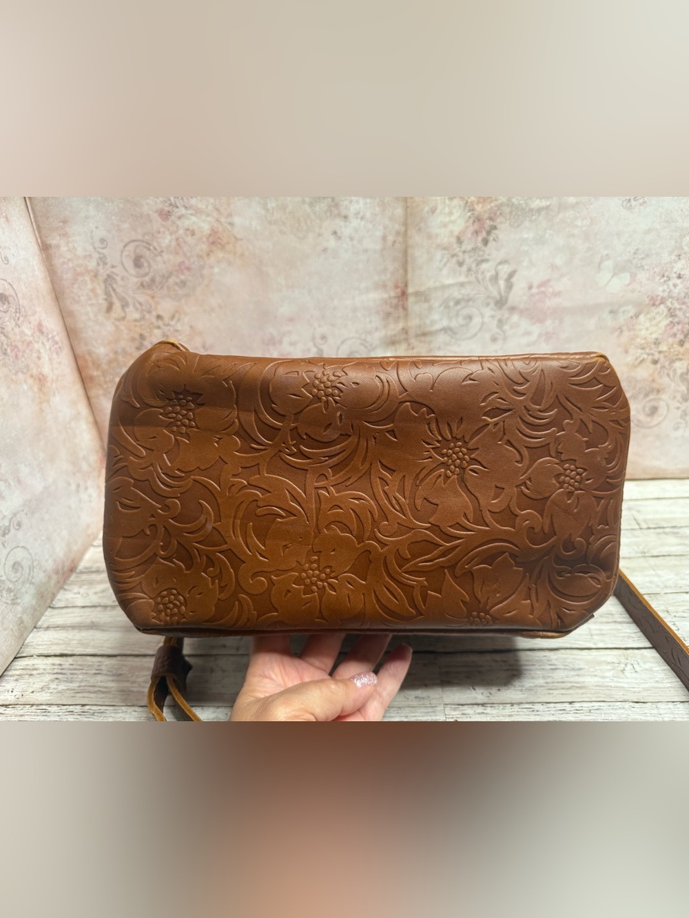 Portland Leather Butterfly Bucket Bag crossbody - Picture 2 of 5